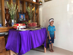 Tàu cá cùng 5 ngư dân Quảng Bình mất tích 1 tháng: Người thân tuyệt vọng đội khăn tang, lập ban thờ