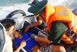 Bộ đội Biên phòng Quảng Bình cứu sống 7 ngư dân gặp nạn trên biển