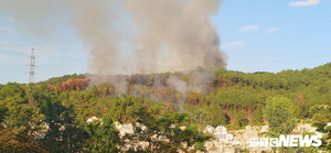 Núi Ngũ Phong cháy lớn, đe doạ tuyến đường điện cao thế ở Huế