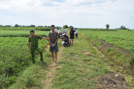 Hai kẻ ngáo đá bị truy nã dùng mã tấu chống trả công an