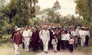 'Quê hương nghĩa trọng tình cao’ và ‘áng bi hùng văn’ Bác Hồ khóc anh Cả mất