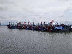 Bão số 4 áp sát đất liền: Nhiều tàu thuyền Quảng Trị - Huế mất liên lạc, chưa di chuyển vào bờ