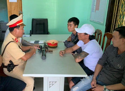 Không được nhường đường, nhóm người trên ô tô 7 chỗ rút súng dọa xe khách