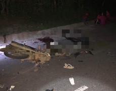 Xe máy chở 4 tông xe không biển số, 6 người thương vong