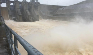 Hoàn lưu bão số 5 gây mưa lớn, thủy điện ở Huế phải xả nước sang Lào