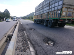 Ảnh: Quốc lộ nghìn tỷ đồng ở Huế hỏng tan tác, đầy rẫy ổ gà, ổ voi