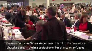 Clip: Nữ nghị sĩ Đức bị ném bánh kem vào mặt giữa nghị trường