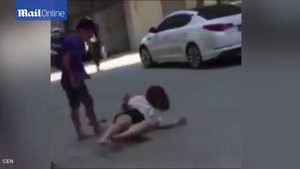 Clip: Chia tay bạn trai, cô gái bị đánh đập, đòi trả lại ‘tình phí’