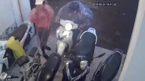 Clip: Đôi nam nữ giả vờ trú mưa trộm xe SH trong tích tắc