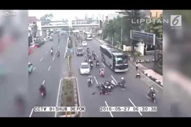 Clip: Vượt đường bất thành, xe máy húc đuôi nhau hàng loạt