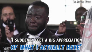 Clip: Chú rể khóc như mưa trong đám cưới vì cô dâu quá xinh đẹp