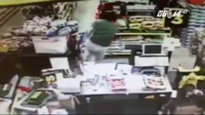 Clip: Bà mẹ giằng co với kẻ bắt cóc con gái trong siêu thị