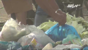 Kinh hoàng rau nhặt từ bãi rác bán tại chợ dành cho công nhân