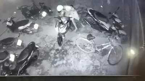 Bi hài clip bẻ khóa xe máy, dắt trộm… xe đạp