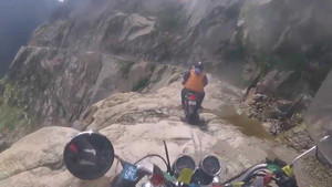 ‘Rụng tim’ clip phóng môtô trên con đường nguy hiểm nhất hành tinh