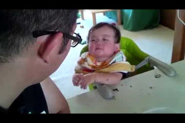 Phì cười clip em bé vừa nghe bố mắng vừa ngủ gật