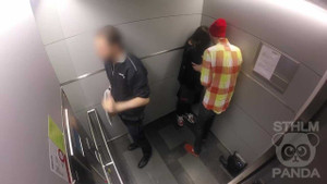 Phản ứng khó tin của mọi người khi thấy cô gái bị người yêu đánh trong thang máy