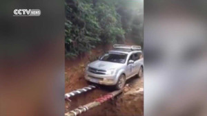 Rụng tim với màn lái ôtô qua 2 thanh gỗ nhỏ chênh vênh