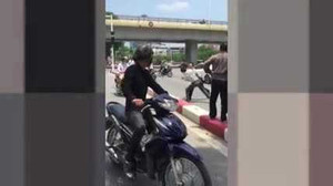 Lái xe Camry và Vespa đấm đá nhau như phim chưởng giữa trưa nắng