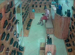 Clip: 'Quý ông sang chảnh' đi thử giày, 'tiện tay' trộm điện thoại của nữ nhân viên