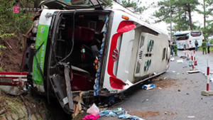 Video: Hai ôtô khách đâm nhau ở đèo Prenn, 7 người chết