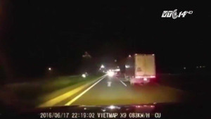 Tài xế say rượu, vô tư đi ngược chiều trên cao tốc