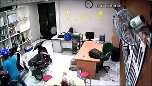 Trộm 'hiên ngang' vào nhà, nhẹ nhàng bẻ khóa SH trong 3 giây