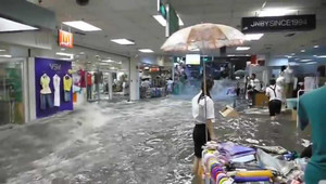 Kinh hoàng nước lũ tràn xối xả vào trung tâm thương mại, cuốn phăng hàng hóa