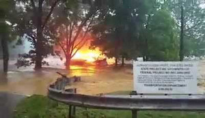 Kinh hãi cảnh lũ cuốn phăng ngôi nhà đang bốc cháy ngùn ngụt