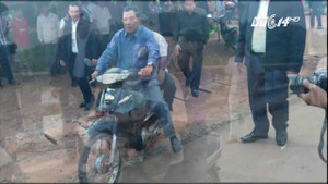 Không đội mũ bảo hiểm, Thủ tướng Campuchia bị CSGT phạt 80.000 đồng