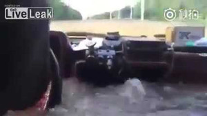 Nước ngập tới tận vô lăng, ôtô vẫn 'miệt mài' bơi trong lũ