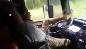 Tài xế 'ung dung' ngả người hút thuốc, lái xe bằng 1 chân