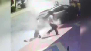 Xe tải đâm nát xe con, hai cha con thoát chết kỳ diệu