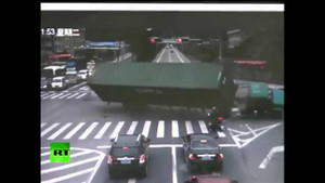 Cua gấp, xe tải lật thảm khốc, suýt đè nát xe máy