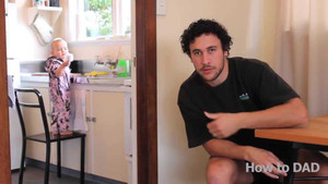 Tuyệt chiêu 'dụ' bé con làm việc nhà của ông bố hài hước