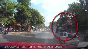 Thanh niên nghi 'ngáo đá' chặn đầu, lao lên nóc ôtô đang chạy