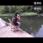 Mải 'buôn' điện thoại lúc câu cá và cái kết 'đắng'