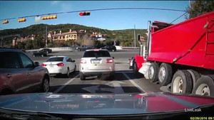 Xe tải 'điên' vượt đèn đỏ, tông nát xe con