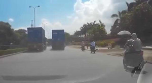 Cướp rình giật túi xách khiến cô gái đi Vespa ngã nhào ra đường