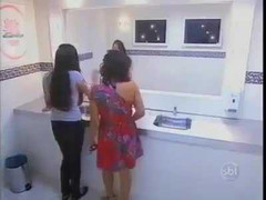 Chiếc gương 'ma quái' trong phòng vệ sinh nữ