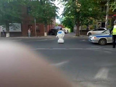 Robot Nga 'trốn' phòng thí nghiệm ra đường gây tắc nghẽn giao thông