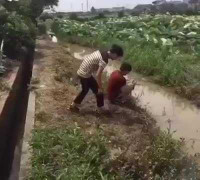 Tình huống 'gậy ông đập lưng ông' hài té ghế