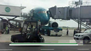 Va vào ống lồng, máy bay hiện đại nhất Việt Nam hỏng cửa