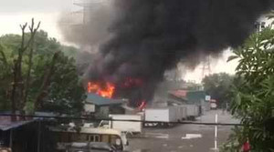 Xe bồn chở xăng bốc cháy lan sang cây xăng gần chợ Đền Lừ