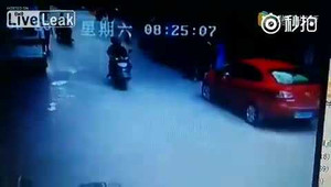 Nhảy lầu tự tử, rơi trúng người đi xe máy