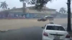 Quảng Ninh: Đường biến thành sông, ôtô 'bơi' trên phố
