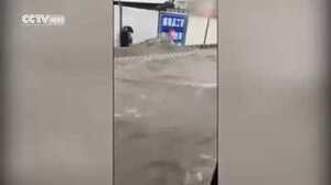 Xe tải rẽ nước vượt lũ, người đi bộ khổ sở nép vào lề đường