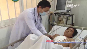 TP.HCM: Cãi nhau với vợ, chồng tự cầm dao đâm thủng tim