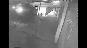 Clip 'cẩu tặc' đi ôtô dùng súng điện bắn chó