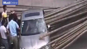 Xe tải chở luồng phanh gấp, luồng xuyên thủng xe con